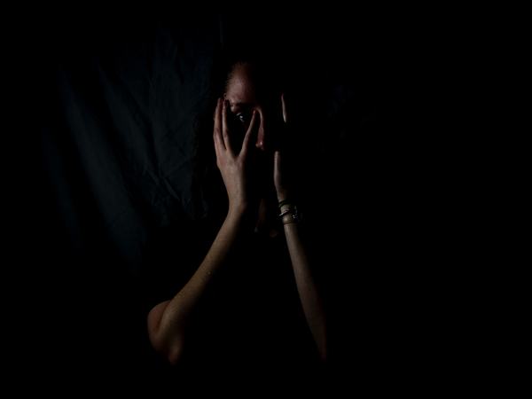 Detailaufnahme einer Frau auf dunklem Hintergrund