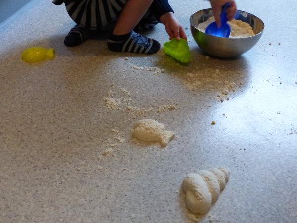 DIY-Sand. Mein Sohn macht verschiedene Formen mit dem selbst gemacht Sand.