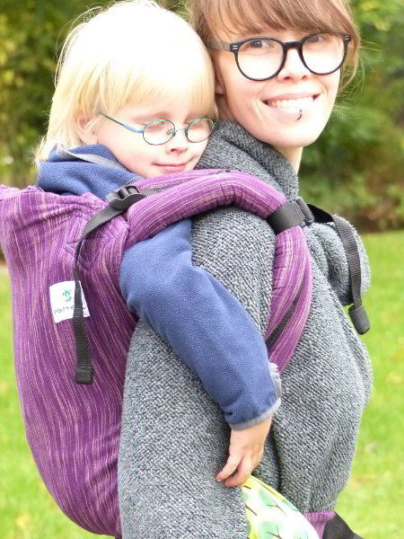 Easy Feel Carrier. Ich trage meinen 4-jährigen Sohn auf dem Rücken.