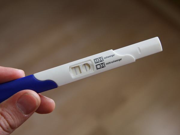 Aufnahme eines positiven Schwangerschaftstests.