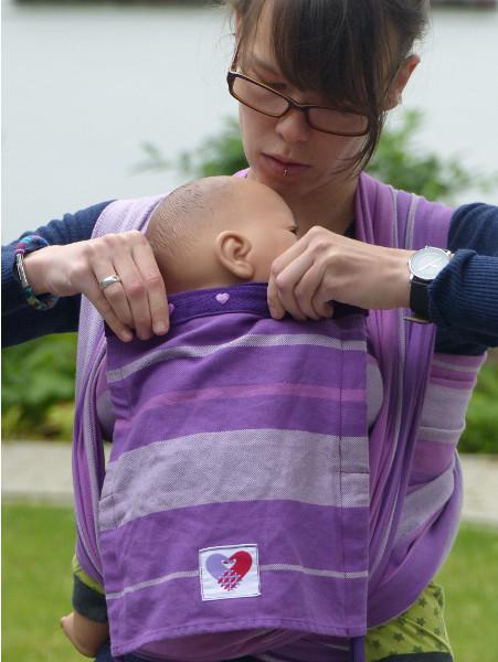 Das Anlegen der Kopfstütze des Inoshi Baby Carriers.