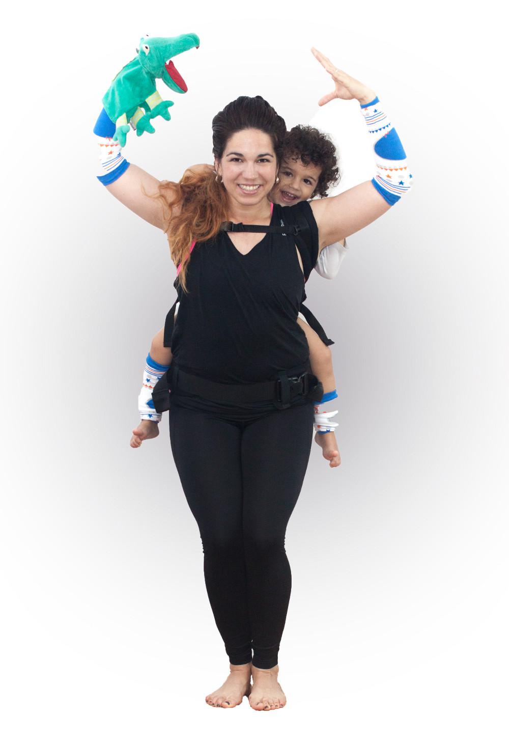 Kanga-Trainerin Rosana mit ihrem Kind in der Manduca