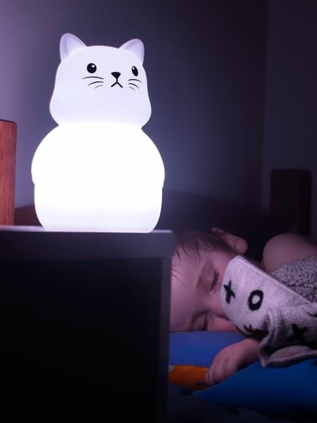 Aufnahme eines schlafenden Kindes im Schein einer Nachtlampe.
