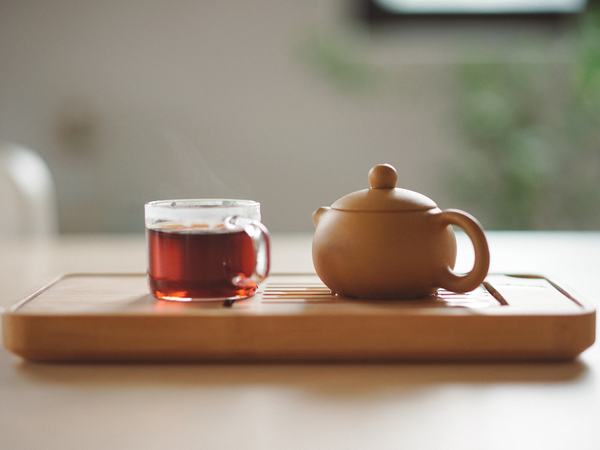 Aufnahme einer Teekanne mit einer Tasse.