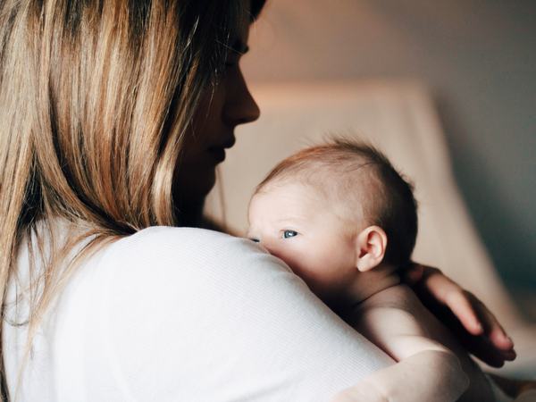 Aufnahme einer Mutter, die ihr Baby auf dem Arm hält.