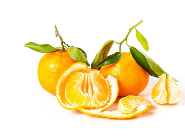 Mandarinen vor einem weißen Hintergrund.
