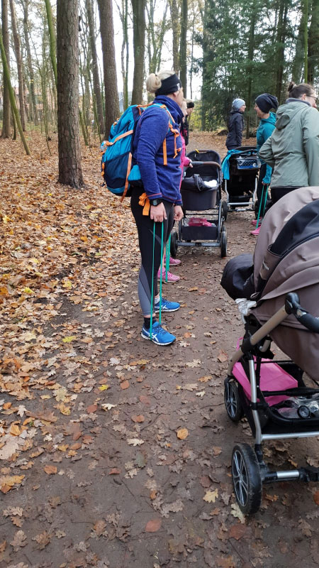 Beim Buggyfit macht Yvonne Dehnübungen.