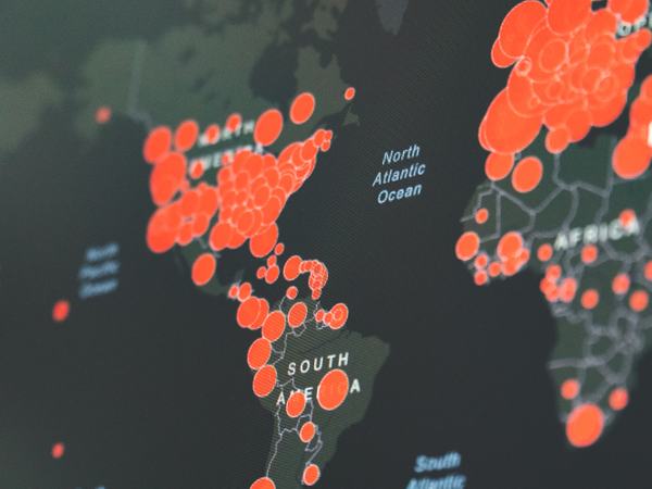 Weltkarte mit roten Punkten, welche die Zahl der Corona-Infizierten zeigt.