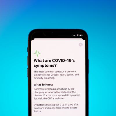  Ein Smartphone, dass einen Text über die Symptome von  Covid 19 zeigt.