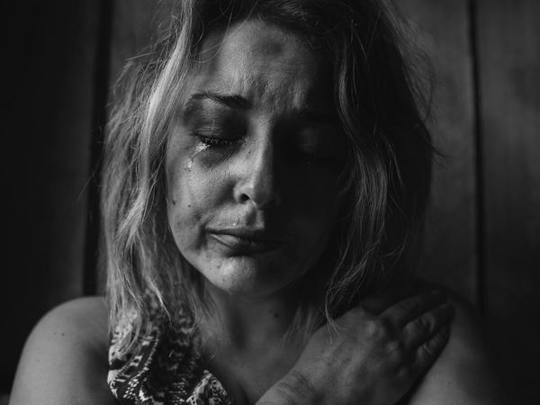 Schwart-weiß-Aufnahme einer weinenden Frau