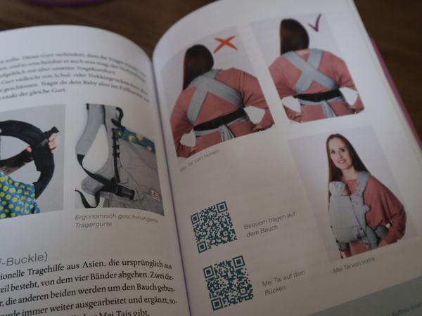 Aufnahme einer Buchseite aus dem Praxisteil mit Fotos und QR-Codes.