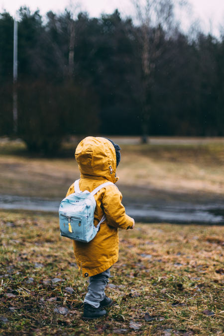 Ein Mädchen mit ihrem Rucksack auf dem Rücken.