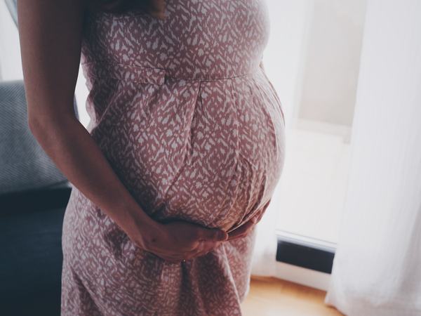 Detailaufnahme einer schwangeren Frau.