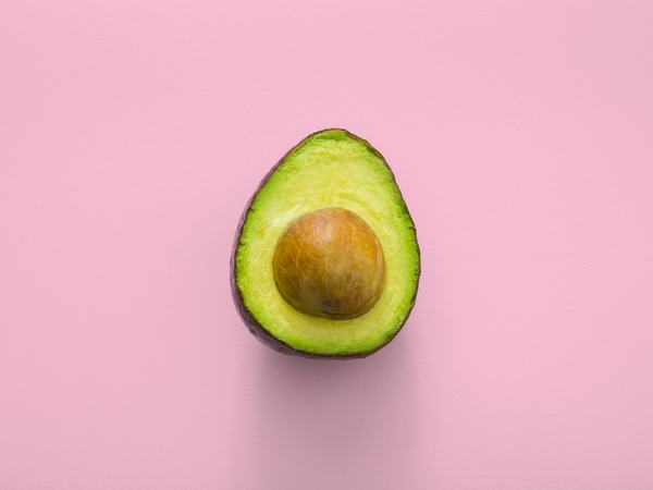 Aufnahme einer durchgeschnittenen Avocado.