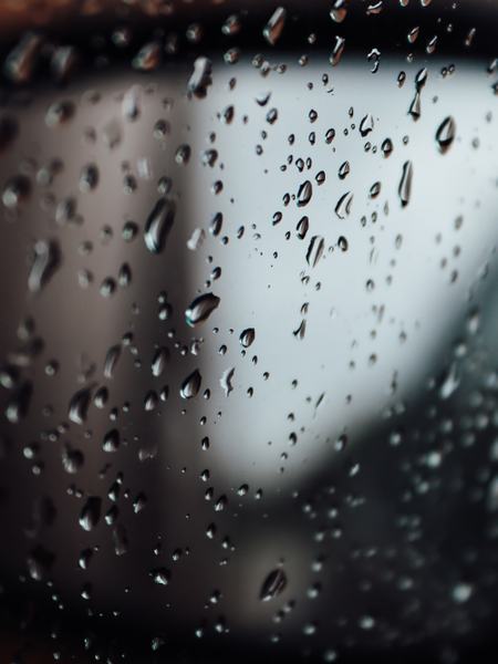 Aufnahme von Regentropfen an einer Glasscheibe.