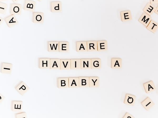 Aufnahme von Buchstaben mit dem Schriftzug We are having a baby.