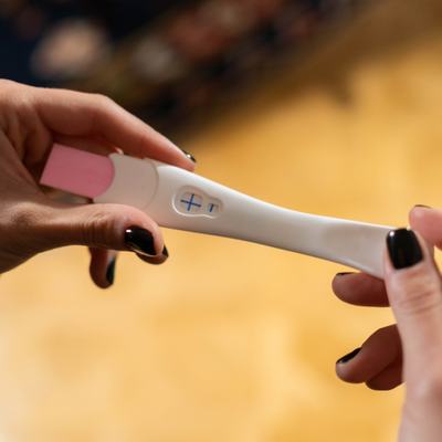 Das Bild zeigt einen positiver Schwangerschaftstest