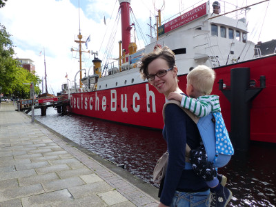 Die Fräulein Hübsch getragen von Natalie Clauss. Dieses Foto entstand am Hafen der Stadt Emden.