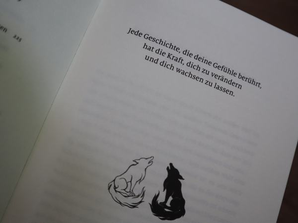 Aufnahme der Buchseite zum Beginn mit der Abbildung zweier Wölfe.