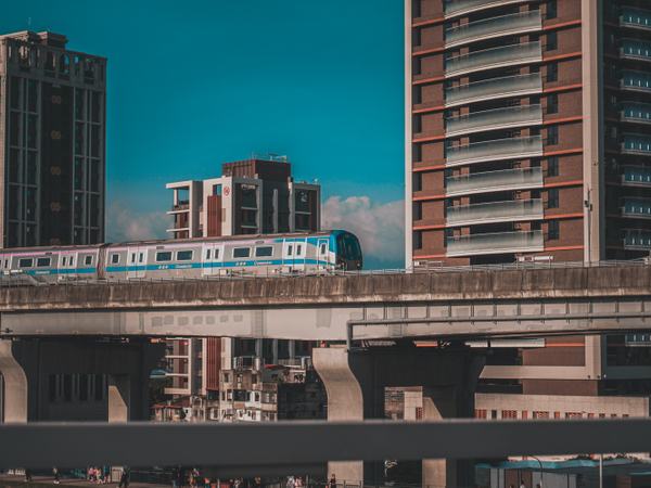 Aufnahme einer über eine Brücke fahrenden Straßenbahn.