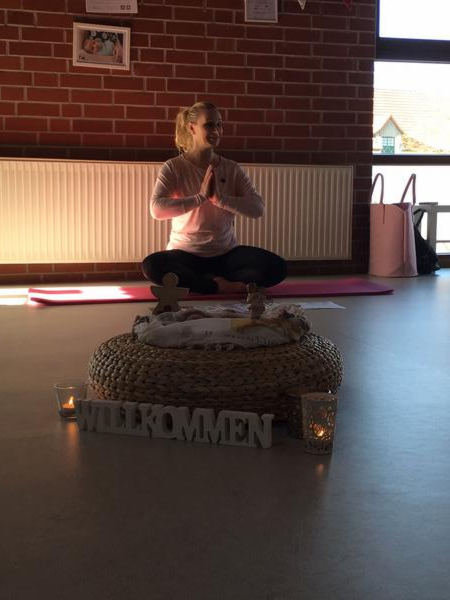 Ein Foto von Corinna Albrecht bei der Meditation.