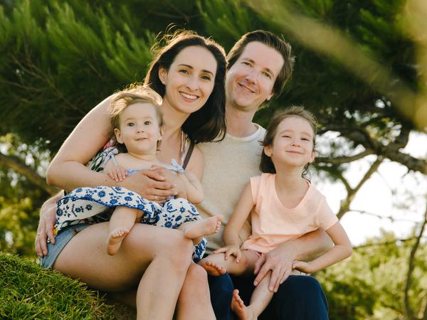 Phillipp und Anna von LIMAS mit ihren zwei Kindern.