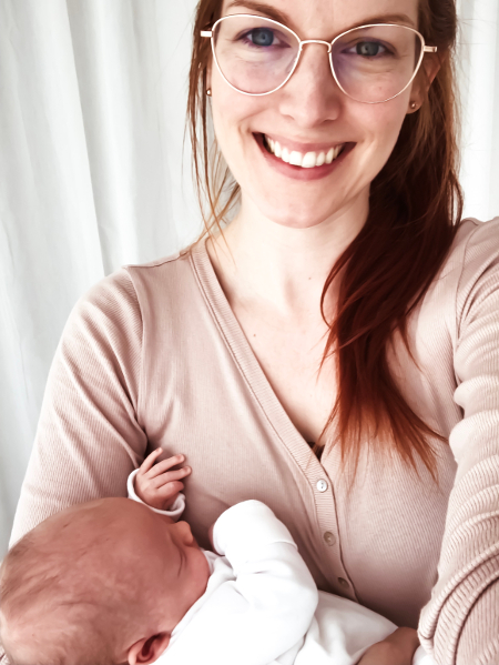 Selfie von Nadine mit einem Baby auf dem Arm.