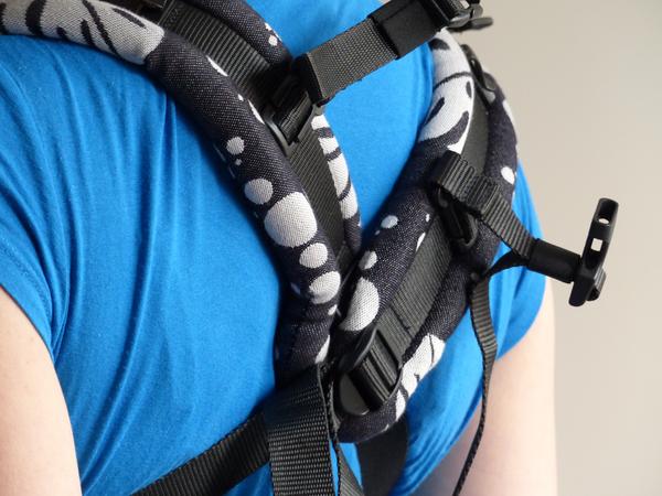 Detail of crossed shoulder straps while carrying.