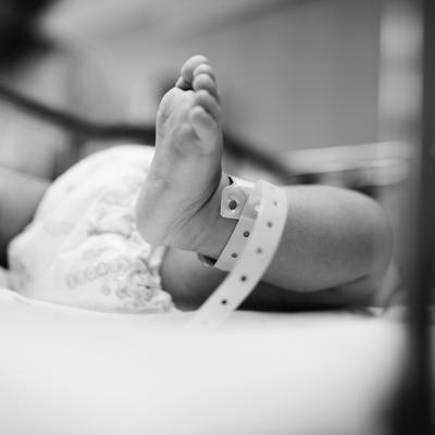 Ein Neugeborenes im klinischen Umfeld.