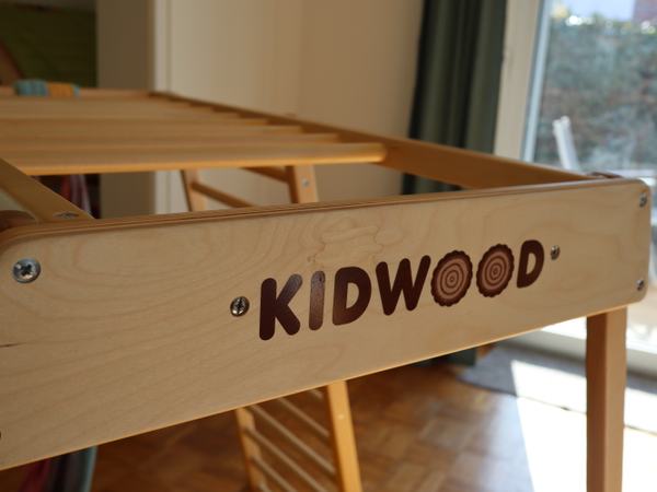 Aufnahme des Logos von Kidwood auf dem Klettergerüst.