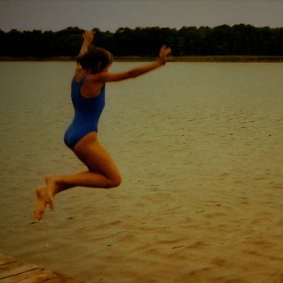 Aufnahme von mir, wie ich in einen See springe.