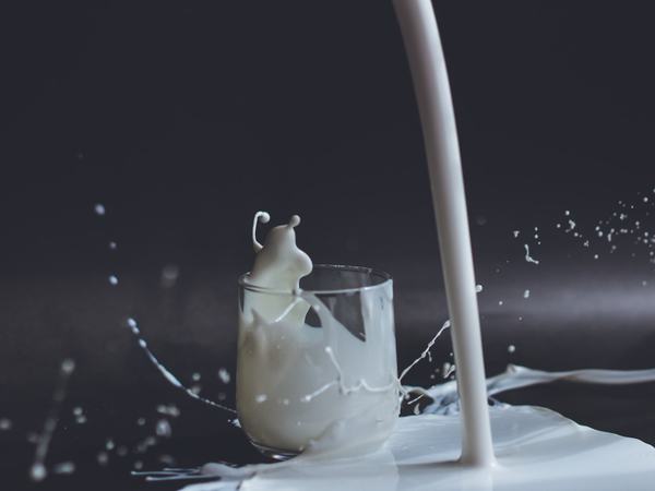 Aufnahme eines Glases mit Milch.