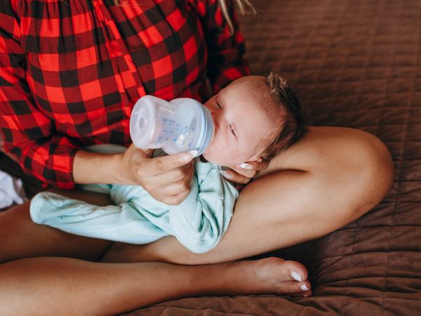 Aufnahme eines Babys, welches mit der Flasche gefüttert wird.