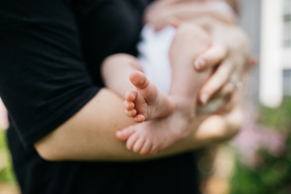 Eine Mutter hält ihr Baby im Arm.