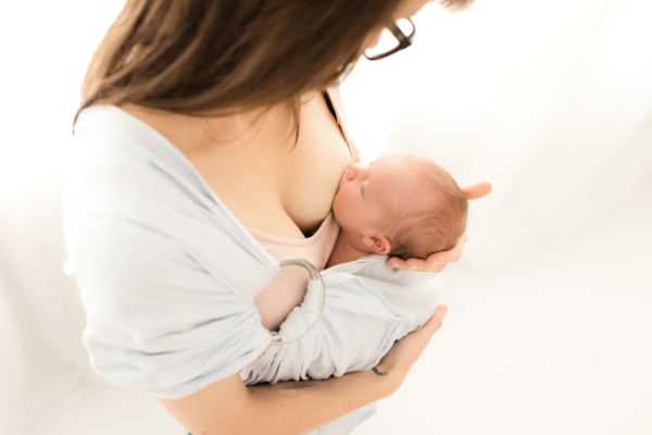 Ich trage meine Tochter im Ring Sling und stille sie dabei.