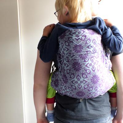 Mein Mann trägt unseren Sohn auf dem Rücken.