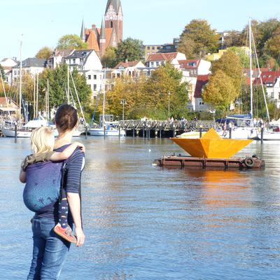 Ich trage meinen Sohn am Hafen von Flensburg im Onbuhimo von Mami Wutz.