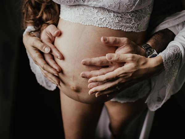 Detailfoto eines Babybauchs