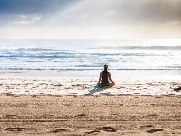 Aufnahme einer am Strand sitzenden Frauen