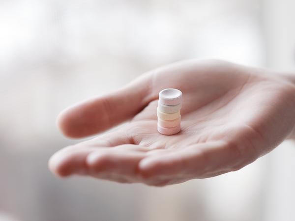 Aufnahme einer Hand, die Tabletten hält.