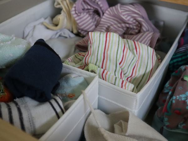Aufnahme von Babykleidung in einer Schublade.