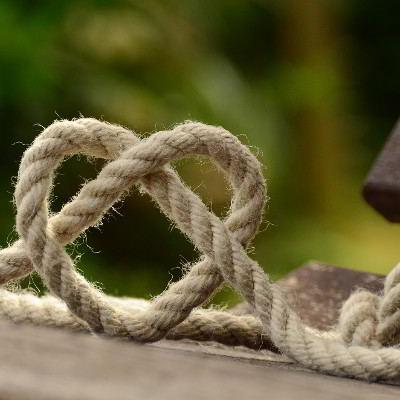 Ein Seil, dass zu einem Herz geknotet wurde.