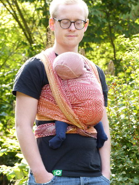 Oscha Zorro Ignite - Papa Oscha Zorro Ignite. Mein Mann trägt unsere Tochter in der Wickelkreuztrage.