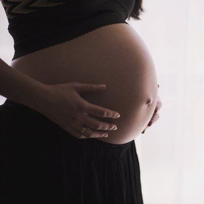 Der Babybauch einer schwangeren Frau.