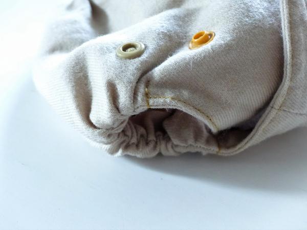 Puppi Wollüberhose Newborn. Detailaufnahme eines Beinbündchens.