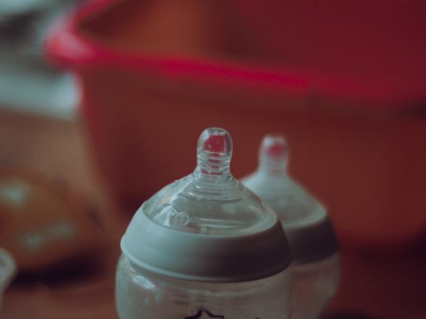 Teilaufnahme einer Babyflasche.