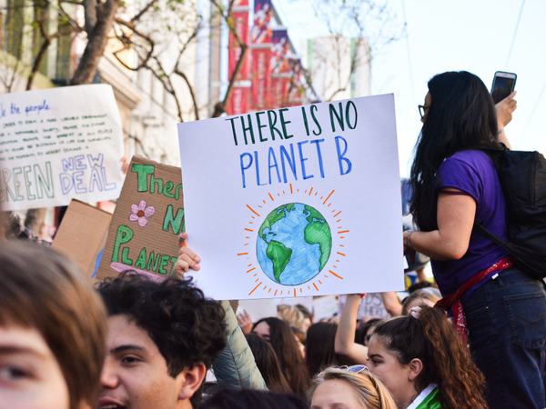 Aufnahme eines Plakats auf einer Klimademo.