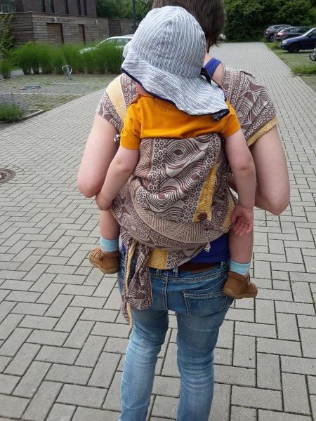 HopTye Conversion. Auf dem Foto trage ich meinen 2-jährigen Sohn auf dem Rücken. Die Träger sind über seinem Po für mehr Stützung aufgefächert.