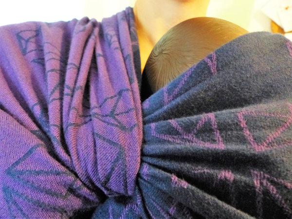 Kenhuru Sling. Detailaufnahme des Tuchs auf meiner Schulter, gebunden ist eine Hüftschlinge.