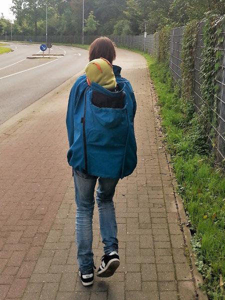 Die mamalila-Tragejacke. Ich trage meinen Sohn mit Babyeinsatz auf dem Rücken.